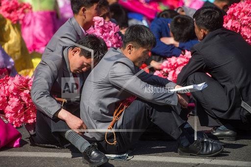 Anh: Ong Kim Jong-un cuoi tuoi trong le khanh thanh khu pho moi-Hinh-18